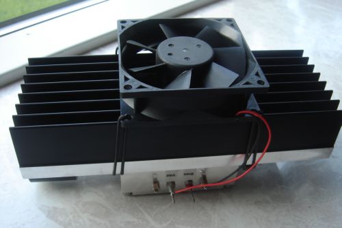 The 80 mm fan is attached to the heatsink.
