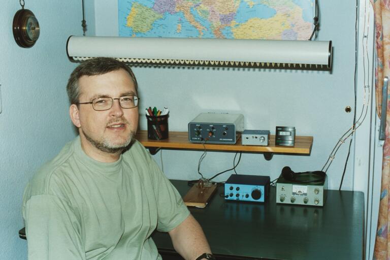 OZ1BXM Lars in the shack, 2001